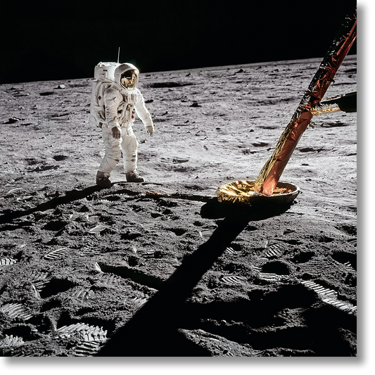 Aldrin, Apollo 11, Inspecting the Eagle (SA)