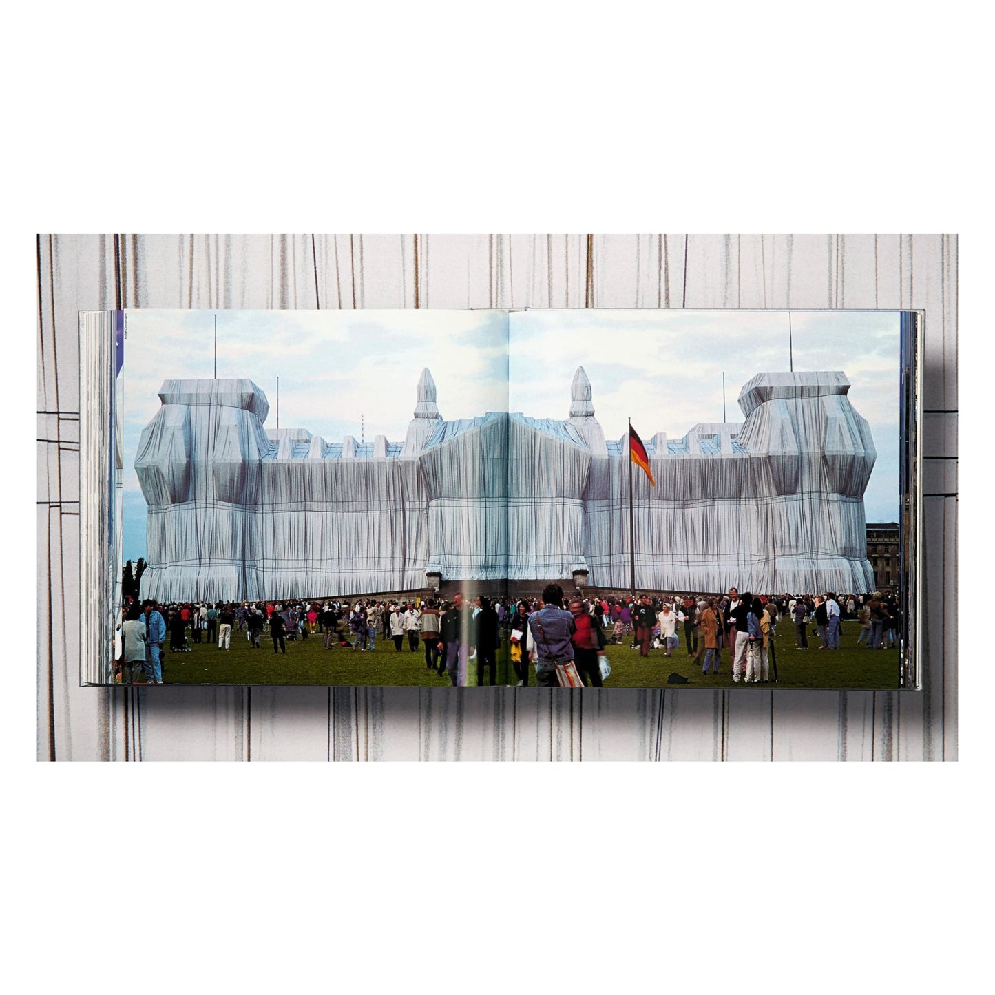 Christo and Jeanne-Claude. Wrapped Reichstag. Berlin 1971–1995 (German, French, English)