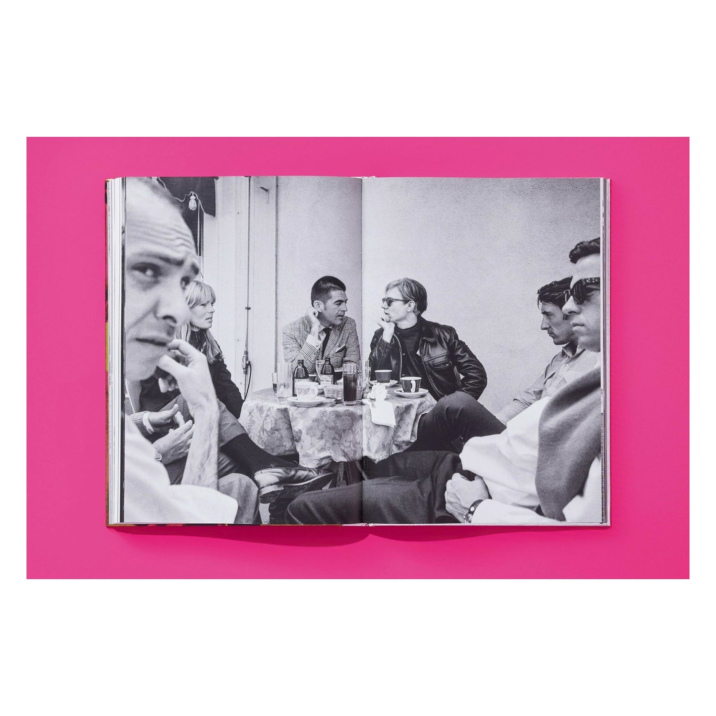 Steve Schapiro. Andy Warhol and Friends. Art Edition No. 1–50 ‘Andy Warhol at the Castle, Los Angeles, 1966’ (English) (SA)