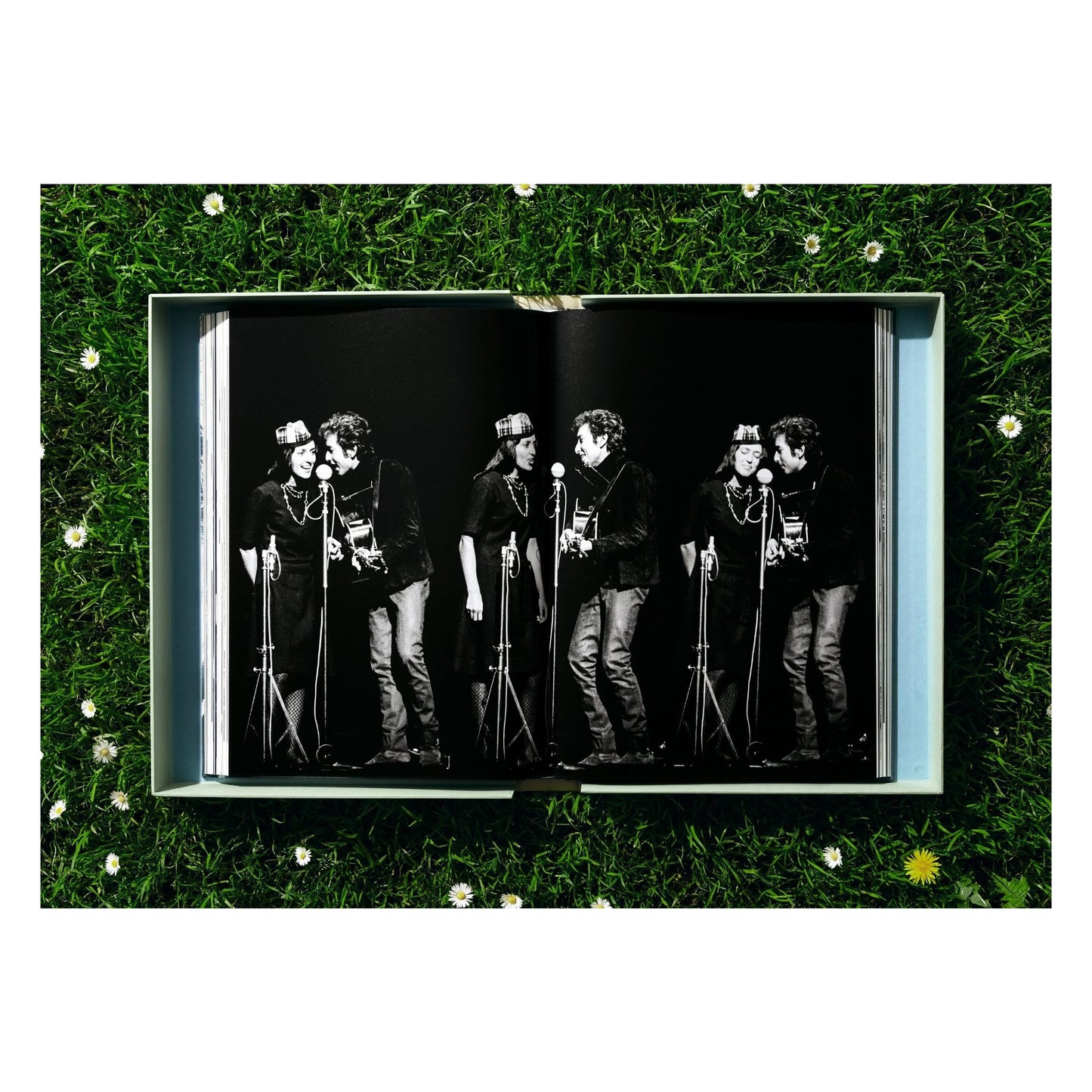Daniel Kramer. Bob Dylan, Art Edition No. 1–100 ‘Bob Dylan with Dark Glasses, NYC’ (German, French, English) (AP)