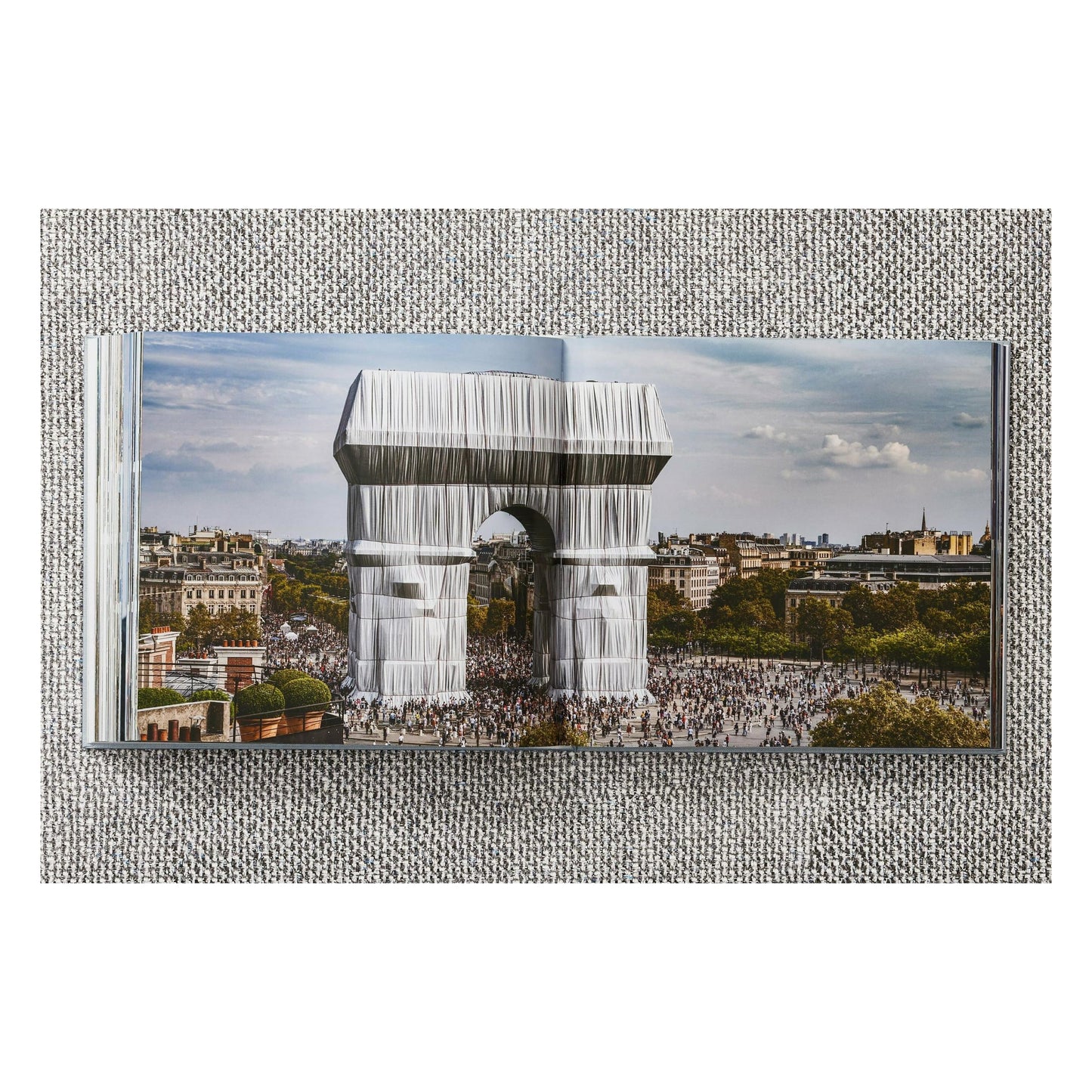 Christo and Jeanne-Claude. L'Arc de Triomphe, Wrapped, by Day. Art Edition No. 1-250 (German, French, English) (AP)