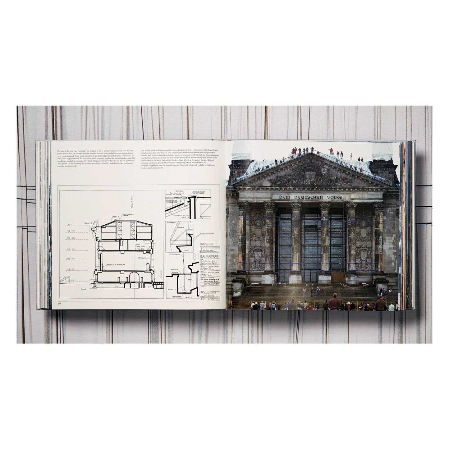Christo and Jeanne-Claude. Wrapped Reichstag. Berlin 1971–1995 (German, French, English)