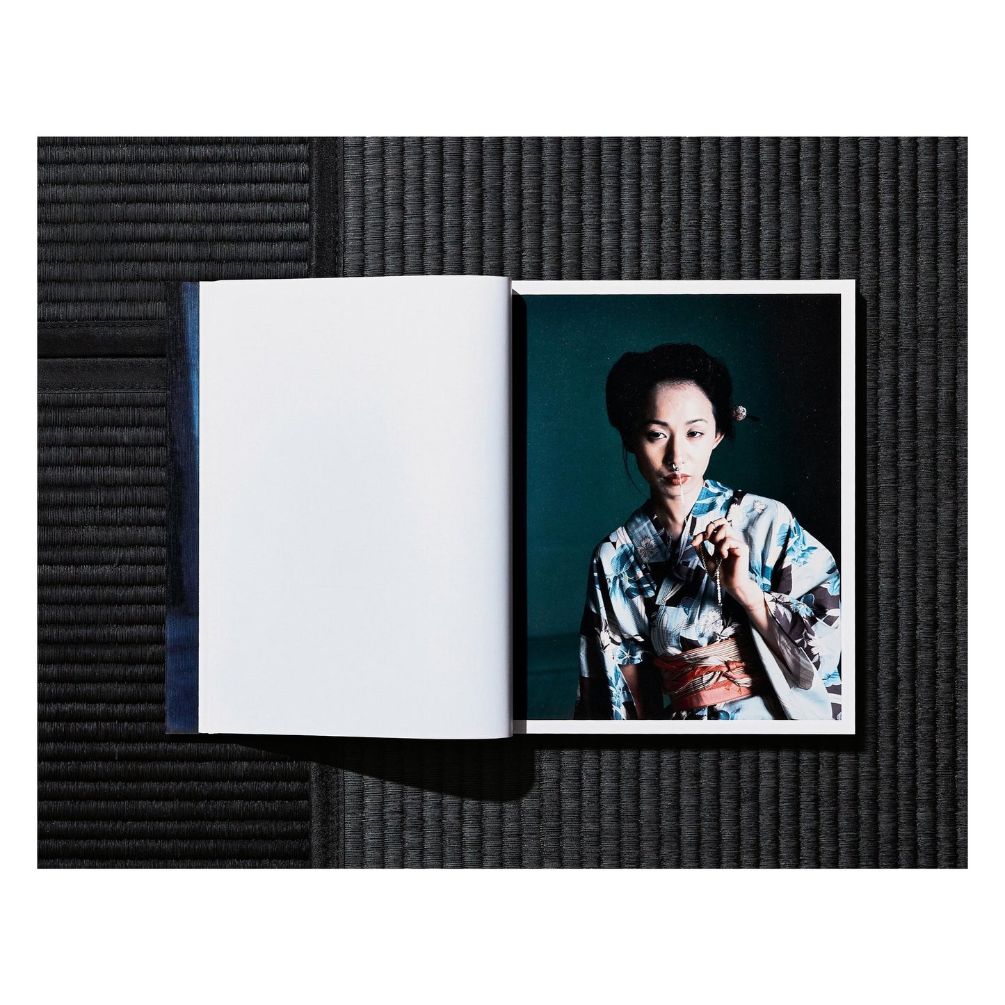 Araki. Bondage (German, French, English)