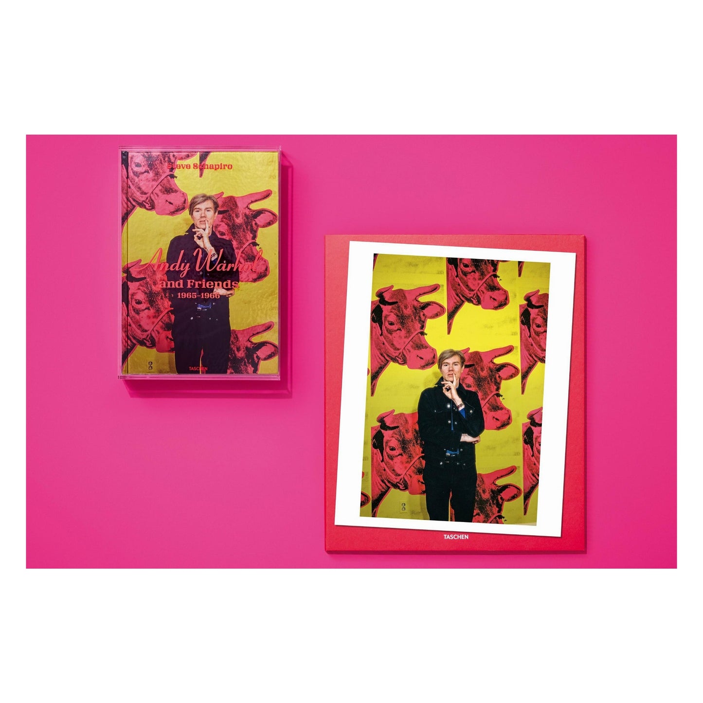 Steve Schapiro. Andy Warhol and Friends. Art Edition No. 51–100 ‘Andy Warhol with Cow silkscreen on wallpaper, New York, 1965’ (English) (AP)