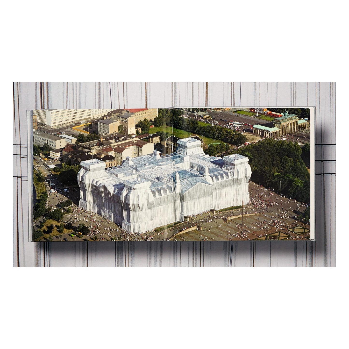 Christo and Jeanne-Claude. Wrapped Reichstag. Berlin 1971–1995 (German, French, English)