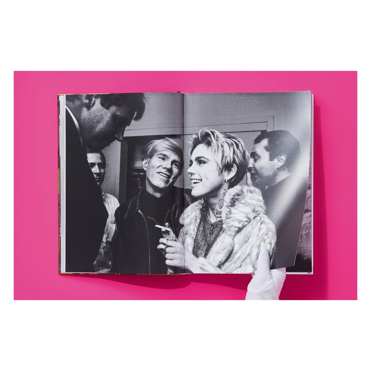 Steve Schapiro. Andy Warhol and Friends. Art Edition No. 51–100 ‘Andy Warhol with Cow silkscreen on wallpaper, New York, 1965’ (English)