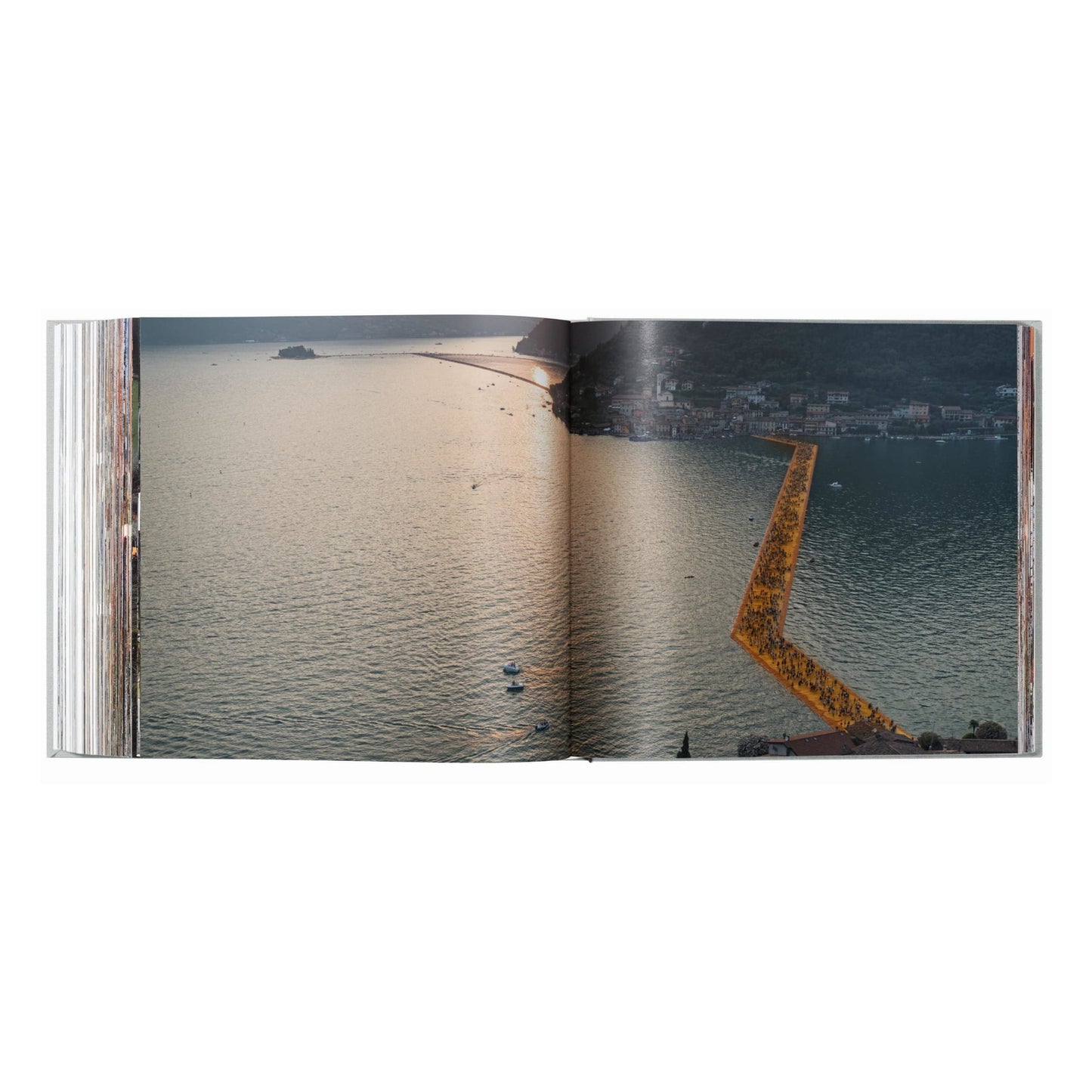 Christo and Jeanne-Claude. The Floating Piers (English, Italian) (SA)