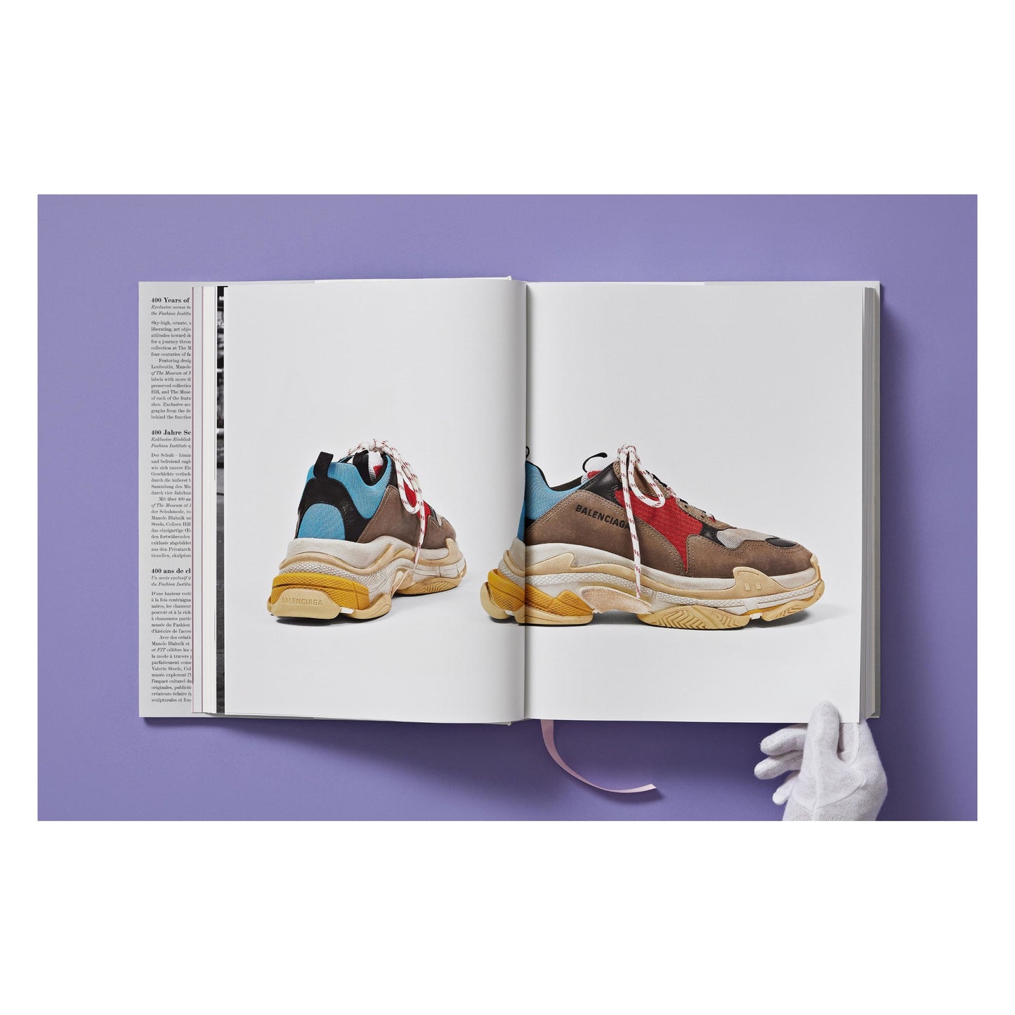 Shoes A-Z. The Collection of The Museum at FIT (German, French, English) (FFE)