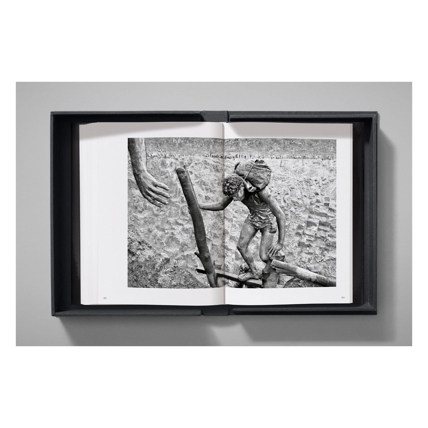 Sebastião Salgado. Workers. Art Edition No. 1–100 ‘Fishermen, Trapani, Italy, 1991’ (English) (SA)