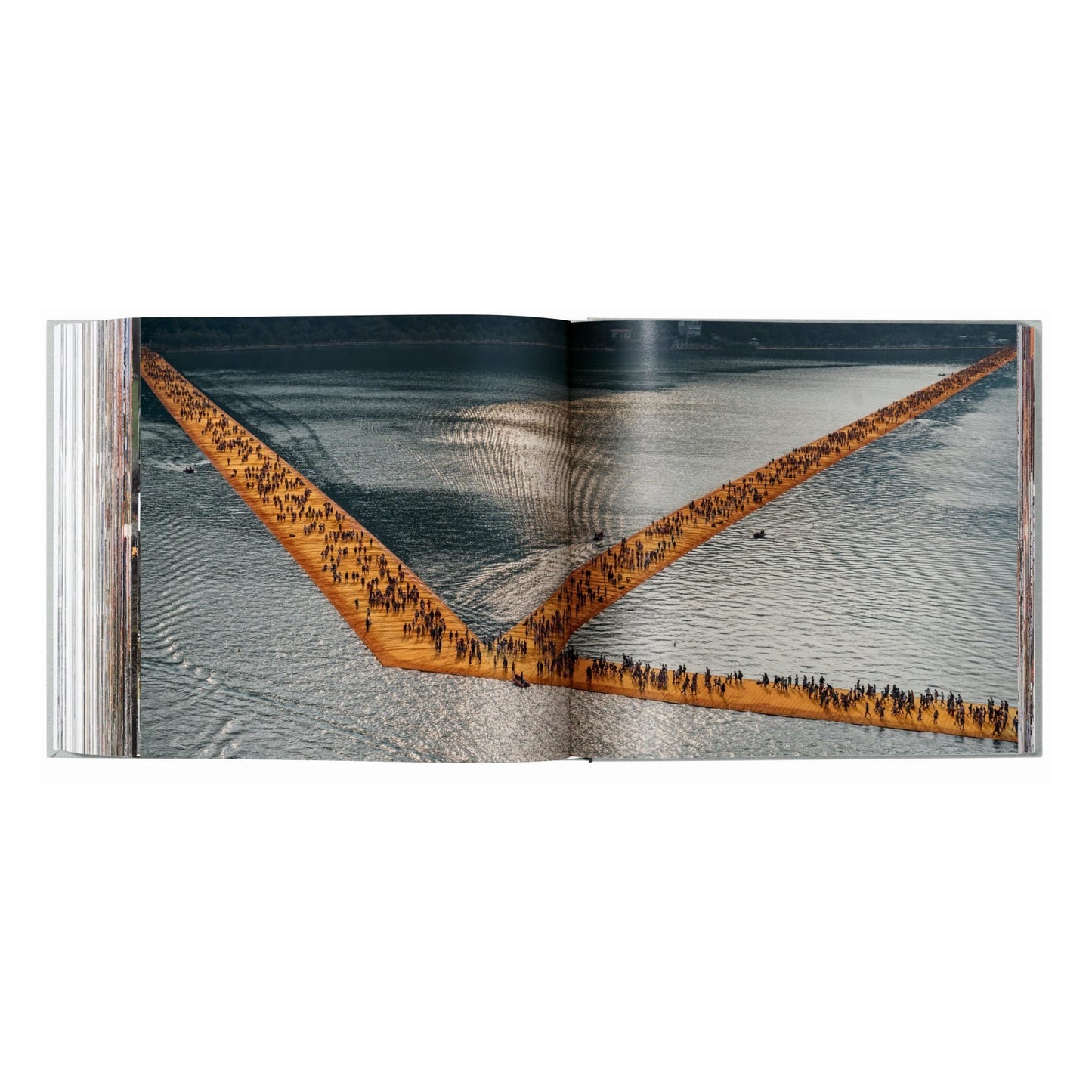 Christo and Jeanne-Claude. The Floating Piers (English, Italian) (AP)