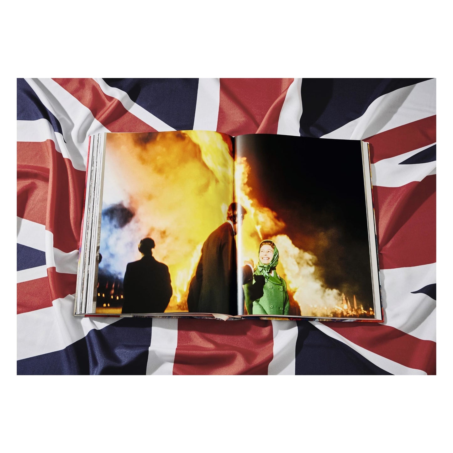 Her Majesty. Vivienne Westwood Edition No. 501–1,000. Harry Benson ‘Royal Greeting’ (German, French, English) (SA)