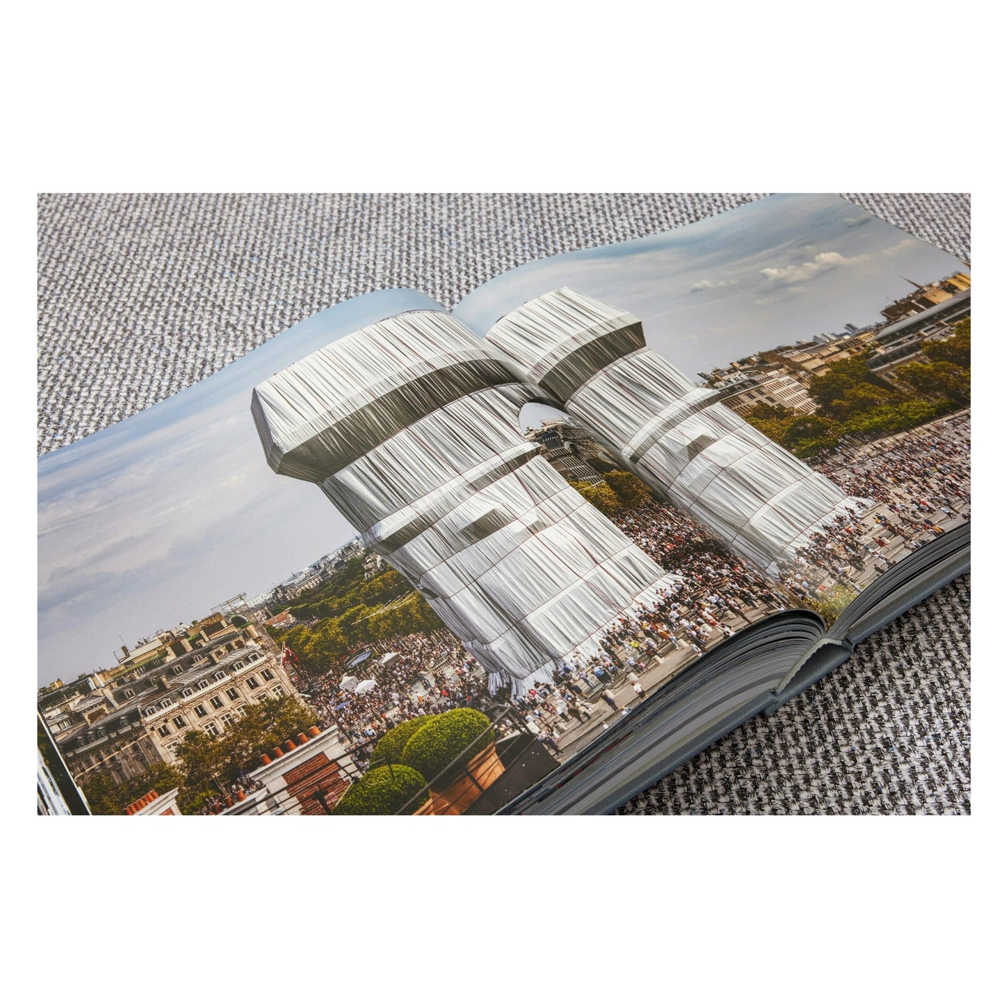 Christo and Jeanne-Claude. L'Arc de Triomphe, Wrapped, by Night. Art Edition No. 251-500 (German, French, English) (AP)