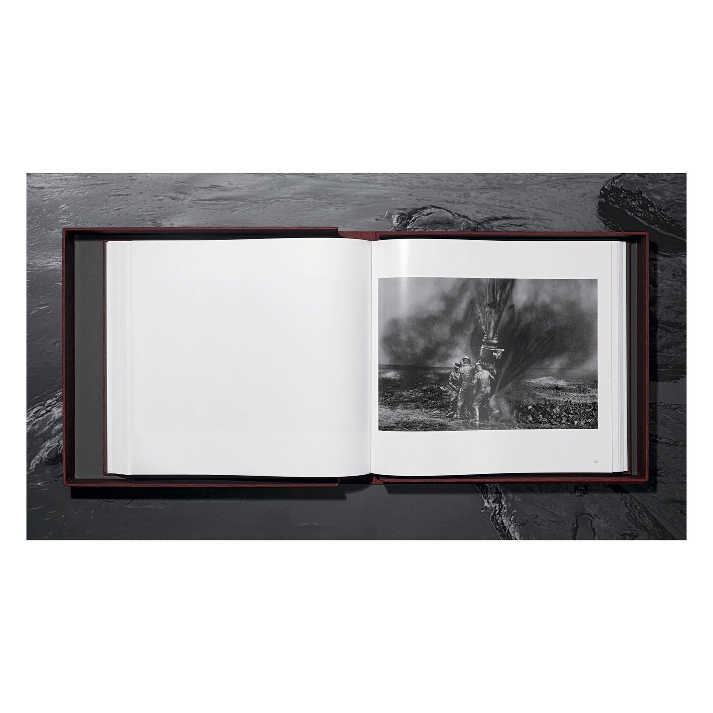 Sebastião Salgado. Kuwait. A Desert on Fire (English) (AP)