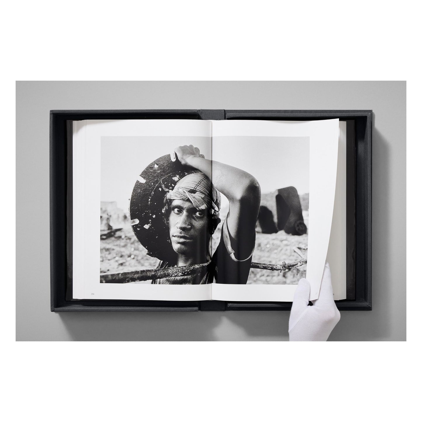 Sebastião Salgado. Workers. Art Edition No. 1–100 ‘Fishermen, Trapani, Italy, 1991’ (English)