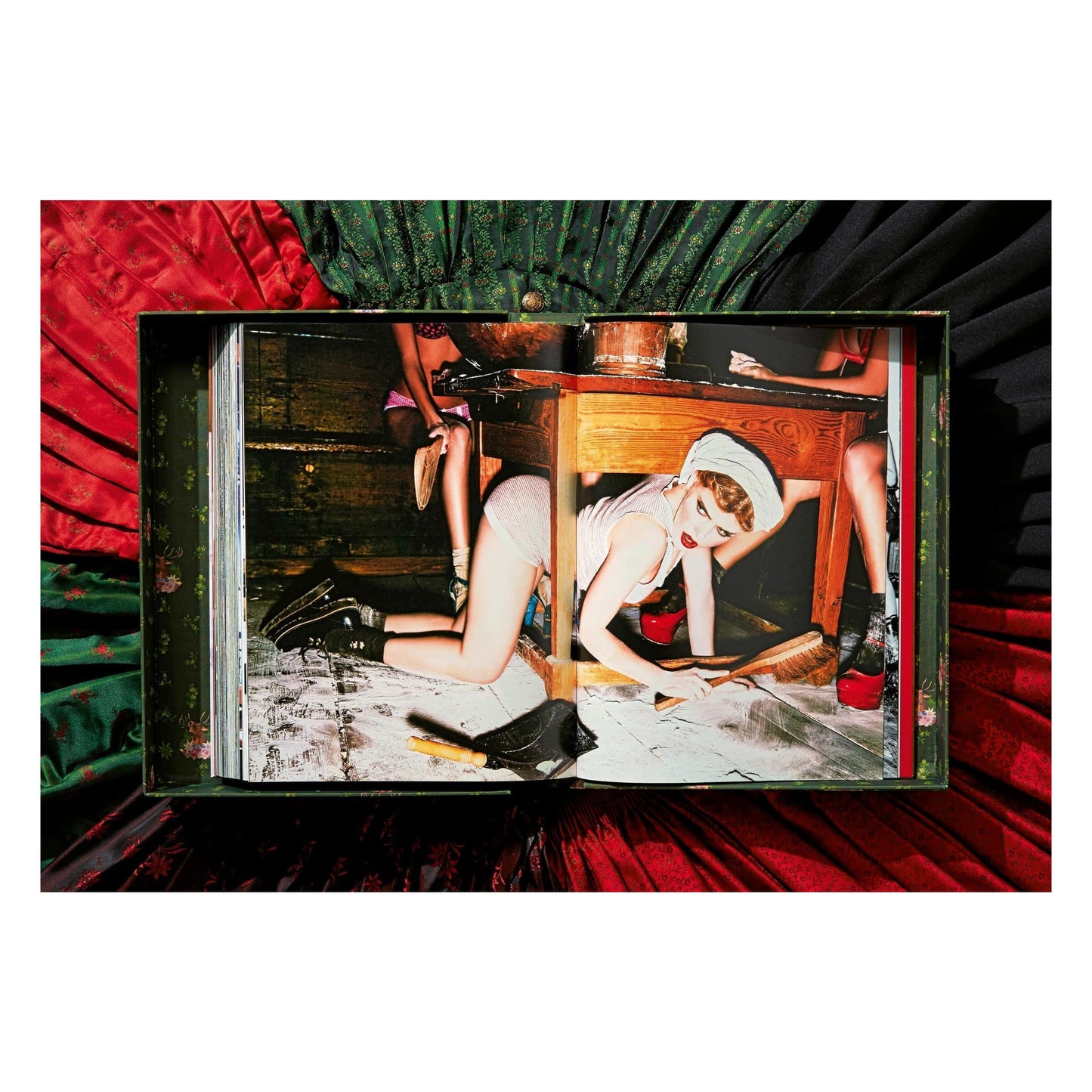Ellen von Unwerth. Heimat. Art Edition No. 201–300 ‘Spy Device’ (German, French, English)