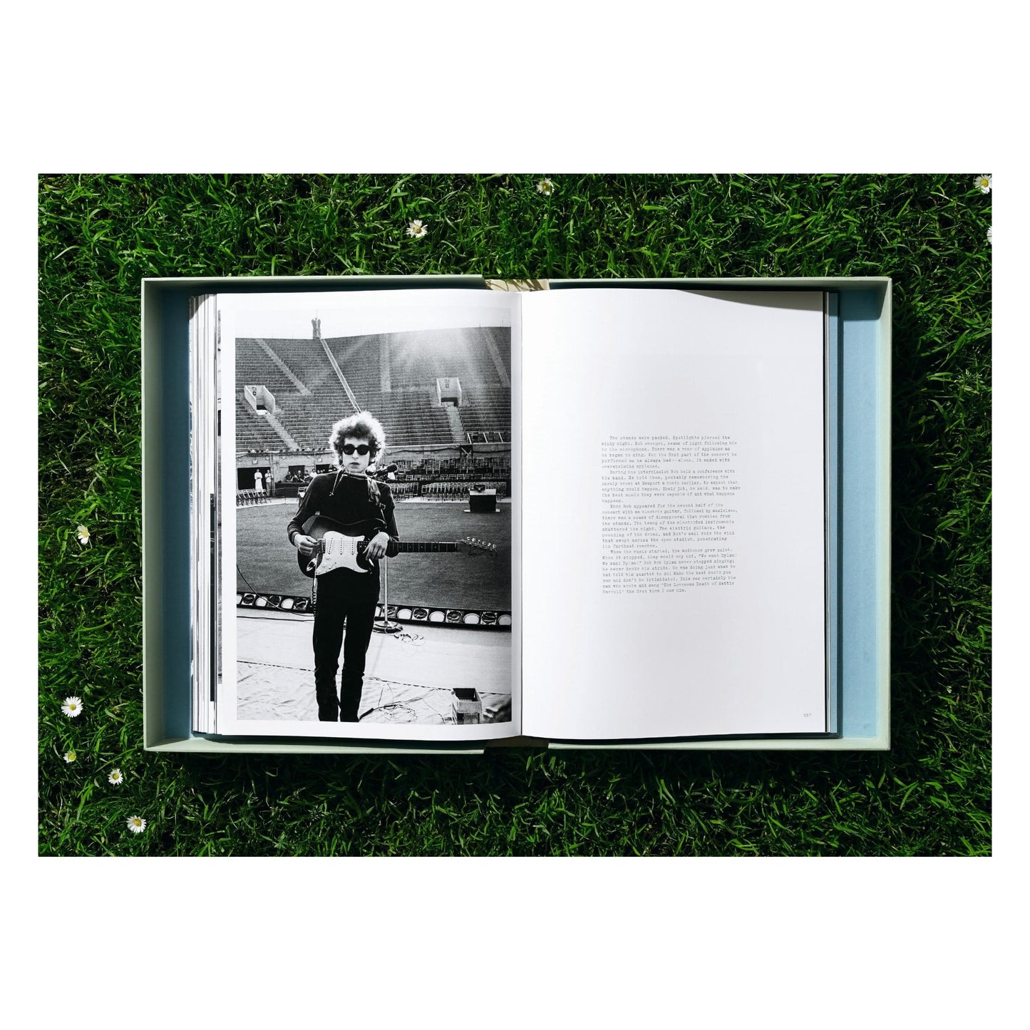 Daniel Kramer. Bob Dylan, Art Edition No. 1–100 ‘Bob Dylan with Dark Glasses, NYC’ (German, French, English) (SA)