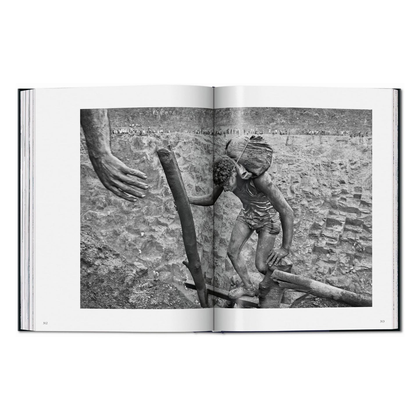 Sebastião Salgado. Trabajadores. Una arqueología de la era industrial (Spanish)