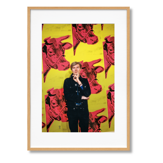 Steve Schapiro. Andy Warhol and Friends. Art Edition No. 51–100 ‘Andy Warhol with Cow silkscreen on wallpaper, New York, 1965’ (English) (AP)