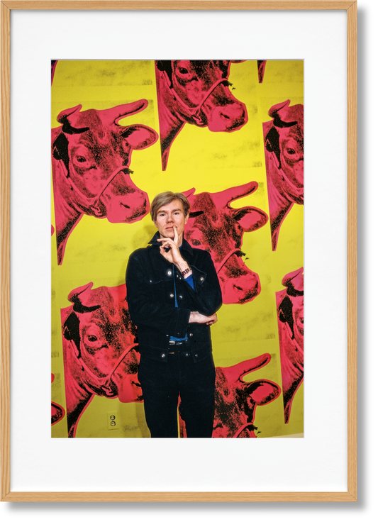 Steve Schapiro. Andy Warhol and Friends. Art Edition No. 51–100 ‘Andy Warhol with Cow silkscreen on wallpaper, New York, 1965’ (English) (AP)