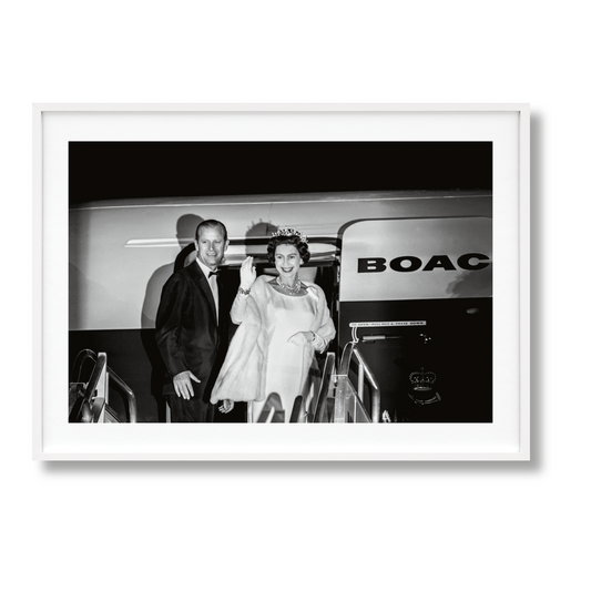 Her Majesty. Vivienne Westwood Edition No. 501–1,000. Harry Benson ‘Royal Greeting’ (German, French, English) (SA)